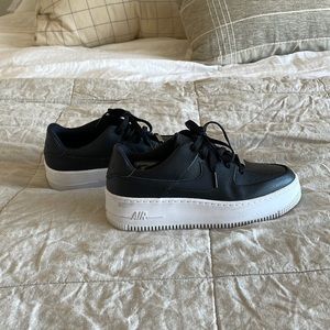 WOMEN'S NIKE AIR FORCE 1 (low // platform)